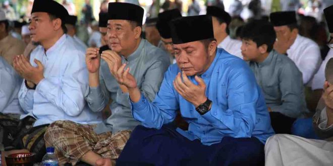 Gubernur Sumsel Herman Deru tampak khusuk berdoa setelah yang dipimpin khotib usai sholat Id di Masjid Agung Palembang, Senin (31/3/2025). Foto: Humas Pemprov Sumsel.