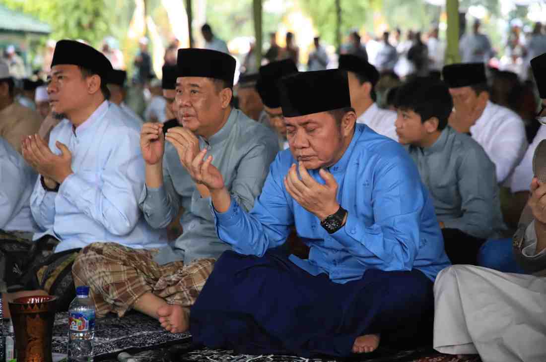 Gubernur Sumsel Herman Deru tampak khusuk berdoa setelah yang dipimpin khotib usai sholat Id di Masjid Agung Palembang, Senin (31/3/2025). Foto: Humas Pemprov Sumsel.