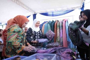 Ketua Tim Penggerak (TP) Pemberdayaan dan Kesejahteraan Keluarga (PKK) Provinsi Sumatera Selatan (Sumsel) Hj Febrita Lustia Herman Deru membuka Operasi Pasar Ramadhan 2025 di halaman Dinas Perdagangan Provinsi Sumatera Selatan, Jumat (7/3/2025). Foto: Humas Pemprov Sumsel.