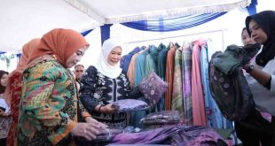 Ketua Tim Penggerak (TP) Pemberdayaan dan Kesejahteraan Keluarga (PKK) Provinsi Sumatera Selatan (Sumsel) Hj Febrita Lustia Herman Deru membuka Operasi Pasar Ramadhan 2025 di halaman Dinas Perdagangan Provinsi Sumatera Selatan, Jumat (7/3/2025). Foto: Humas Pemprov Sumsel.