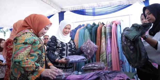 Ketua Tim Penggerak (TP) Pemberdayaan dan Kesejahteraan Keluarga (PKK) Provinsi Sumatera Selatan (Sumsel) Hj Febrita Lustia Herman Deru membuka Operasi Pasar Ramadhan 2025 di halaman Dinas Perdagangan Provinsi Sumatera Selatan, Jumat (7/3/2025). Foto: Humas Pemprov Sumsel.