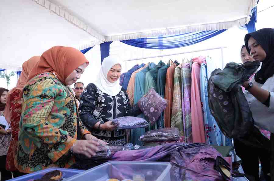 Ketua Tim Penggerak (TP) Pemberdayaan dan Kesejahteraan Keluarga (PKK) Provinsi Sumatera Selatan (Sumsel) Hj Febrita Lustia Herman Deru membuka Operasi Pasar Ramadhan 2025 di halaman Dinas Perdagangan Provinsi Sumatera Selatan, Jumat (7/3/2025). Foto: Humas Pemprov Sumsel.