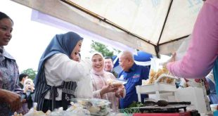 Ketua TP PKK Sumsel, Feby Herman Deru yang tampak antusias belanja kuliner bebukoan di pelataran Monpera, Palembang, Rabu (5/3/2025). Foto: Humas Pemprov Sumsel.