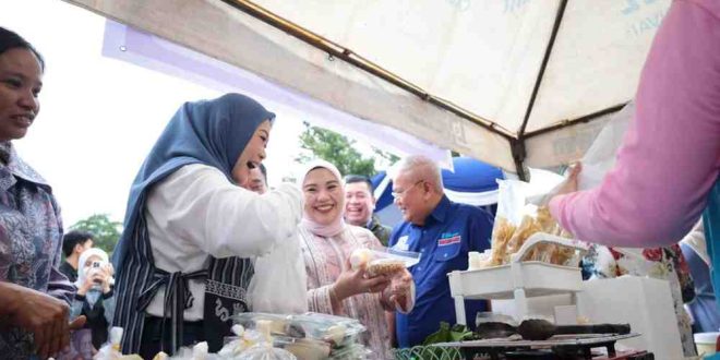 Ketua TP PKK Sumsel, Feby Herman Deru yang tampak antusias belanja kuliner bebukoan di pelataran Monpera, Palembang, Rabu (5/3/2025). Foto: Humas Pemprov Sumsel.