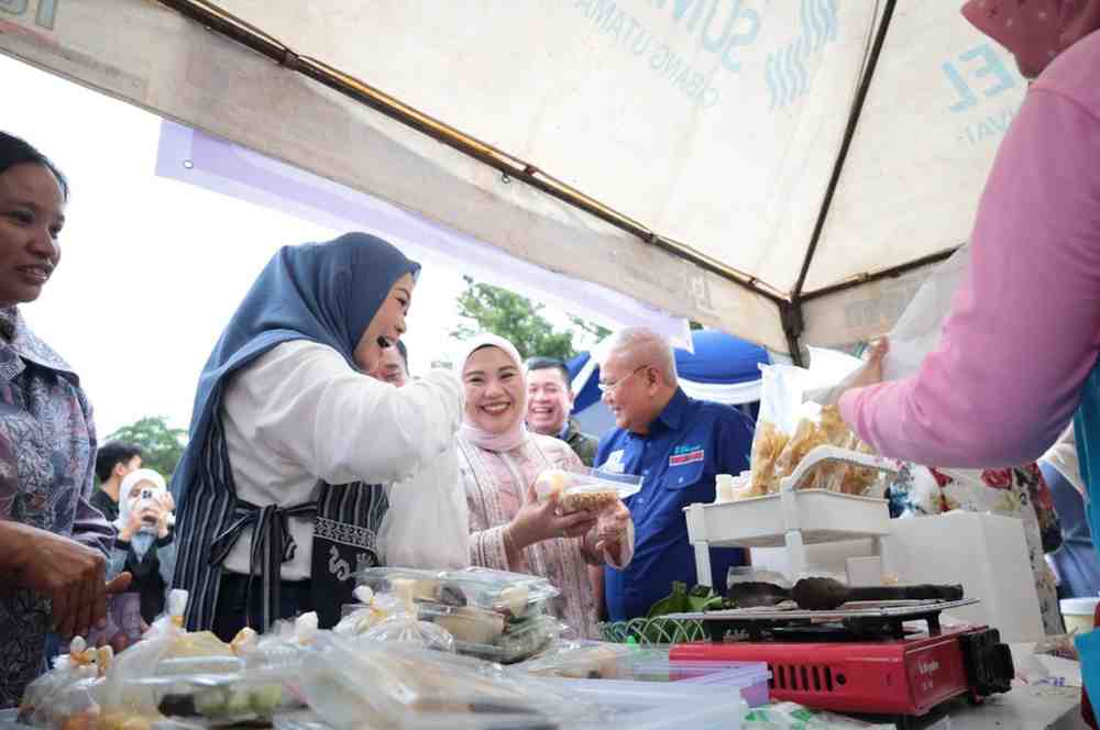 Ketua TP PKK Sumsel, Feby Herman Deru yang tampak antusias belanja kuliner bebukoan di pelataran Monpera, Palembang, Rabu (5/3/2025). Foto: Humas Pemprov Sumsel.