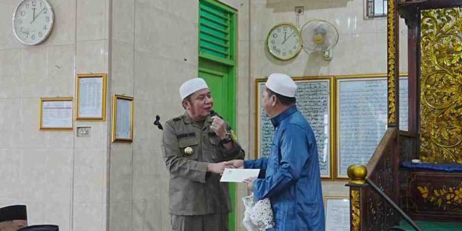Gubernur Sumsel, Herman Deru saat Safari Jumatnya di Masjid Darut Taqwa Jalan Panca Usaha 5 Ulu Palembang, Jumat (21/3/2025). Foto: Humas Pemprov Sumsel.