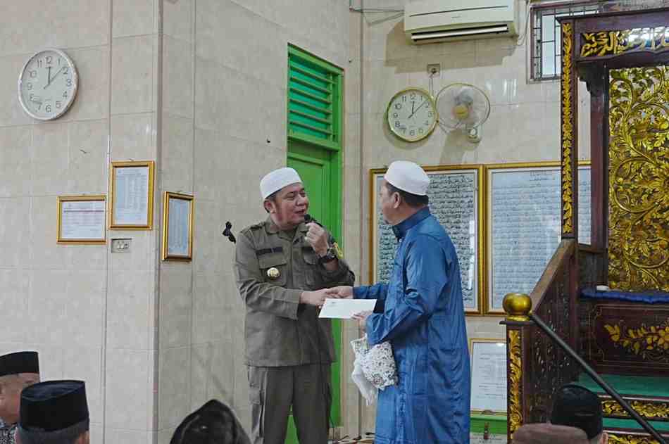 Gubernur Sumsel, Herman Deru saat Safari Jumatnya di Masjid Darut Taqwa Jalan Panca Usaha 5 Ulu Palembang, Jumat (21/3/2025). Foto: Humas Pemprov Sumsel.