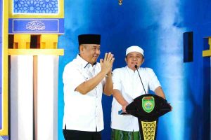 Gubernur Sumsel, Herman Deru dan Wagub Cik Ujang saat menutup pengajian Ramadan di Griya Agung, Palembang, Rabu (26/3/2025) malam. Foto: Humas Pemprov Sumsel.