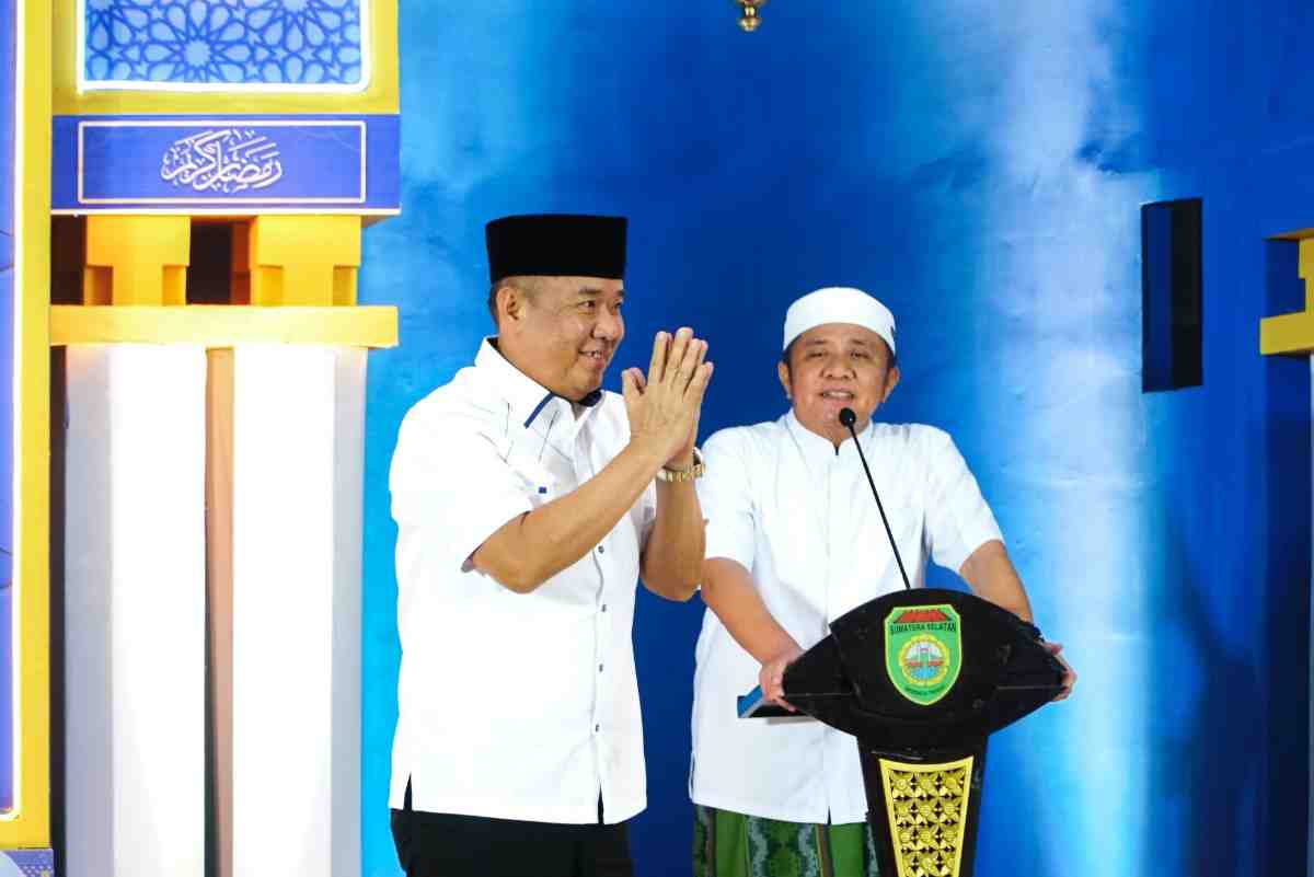 Gubernur Sumsel, Herman Deru dan Wagub Cik Ujang saat menutup pengajian Ramadan di Griya Agung, Palembang, Rabu (26/3/2025) malam. Foto: Humas Pemprov Sumsel.