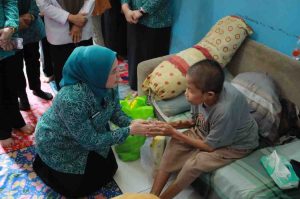 Ketua TP PKK Palembang Dewi Sastrani Ratu Dewa mengunjungi warga yang sakit di Sako Kenten, Selasa (25/3/2025). Foto: Kominfo Palembang.