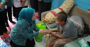 Ketua TP PKK Palembang Dewi Sastrani Ratu Dewa mengunjungi warga yang sakit di Sako Kenten, Selasa (25/3/2025). Foto: Kominfo Palembang.