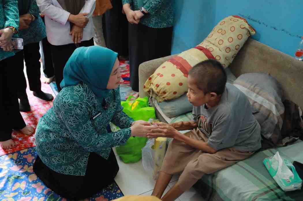 Ketua TP PKK Palembang Dewi Sastrani Ratu Dewa mengunjungi warga yang sakit di Sako Kenten, Selasa (25/3/2025). Foto: Kominfo Palembang.