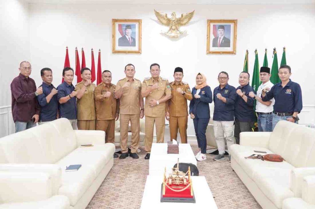 Intan Heldiana Putri, Ketua PWI Muba terpilih, bersama Bupati Muba, HM Toha, Rabu (19/3/2025). Foto: Kominfo Muba.