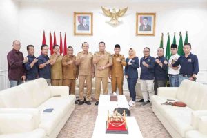 Intan Heldiana Putri, Ketua PWI Muba terpilih, bersama Bupati Muba, HM Toha, Rabu (19/3/2025). Foto: Kominfo Muba.