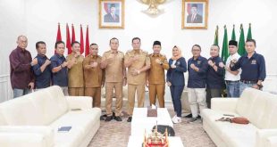 Intan Heldiana Putri, Ketua PWI Muba terpilih, bersama Bupati Muba, HM Toha, Rabu (19/3/2025). Foto: Kominfo Muba.
