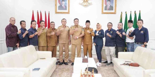 Intan Heldiana Putri, Ketua PWI Muba terpilih, bersama Bupati Muba, HM Toha, Rabu (19/3/2025). Foto: Kominfo Muba.