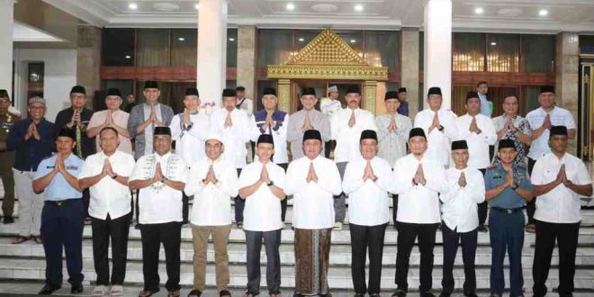 Gubernur Sumsel, Herman Deru bersama Forkompinda dan tomas usai buka puasa bersama di Griya Agung, Sabtu (29/3/2025). Foto: Humas Pemprov Sumsel.