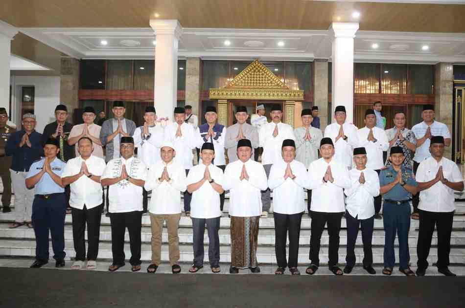 Gubernur Sumsel, Herman Deru bersama Forkompinda dan tomas usai buka puasa bersama di Griya Agung, Sabtu (29/3/2025). Foto: Humas Pemprov Sumsel.