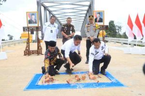Gubernur Sumsel, Herman Deru mersemikan empat jembatan yang dipusatkan di Desa Air Keruh Kecamatan Bulang Tengah Suku Ulu Kabupaten Musi Rawas, Rabu (19/3/2025). Foto: Humas Pemprov Sumsel.