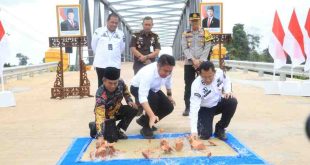 Gubernur Sumsel, Herman Deru mersemikan empat jembatan yang dipusatkan di Desa Air Keruh Kecamatan Bulang Tengah Suku Ulu Kabupaten Musi Rawas, Rabu (19/3/2025). Foto: Humas Pemprov Sumsel.