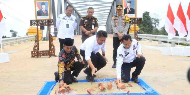 Gubernur Sumsel, Herman Deru mersemikan empat jembatan yang dipusatkan di Desa Air Keruh Kecamatan Bulang Tengah Suku Ulu Kabupaten Musi Rawas, Rabu (19/3/2025). Foto: Humas Pemprov Sumsel.