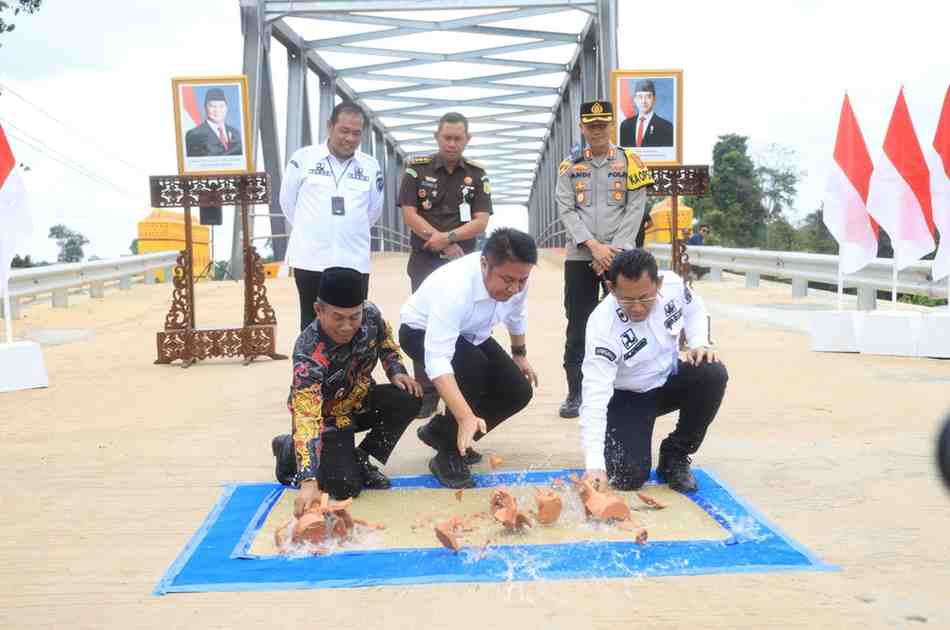 Gubernur Sumsel, Herman Deru mersemikan empat jembatan yang dipusatkan di Desa Air Keruh Kecamatan Bulang Tengah Suku Ulu Kabupaten Musi Rawas, Rabu (19/3/2025). Foto: Humas Pemprov Sumsel.