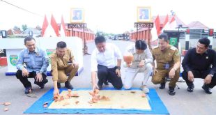 Gubernur Sumsel, Herman Deru dan Bupati Ogan Ilir, Panca Wijaya meresmikan jembatan Air Lais dan Trans SP Tanah Abang, Ogan Ilir, Selasa (11/3/2025). Foto: Humas Pemprov Sumsel.