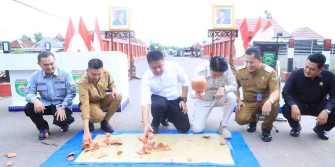 Gubernur Sumsel, Herman Deru dan Bupati Ogan Ilir, Panca Wijaya meresmikan jembatan Air Lais dan Trans SP Tanah Abang, Ogan Ilir, Selasa (11/3/2025). Foto: Humas Pemprov Sumsel.