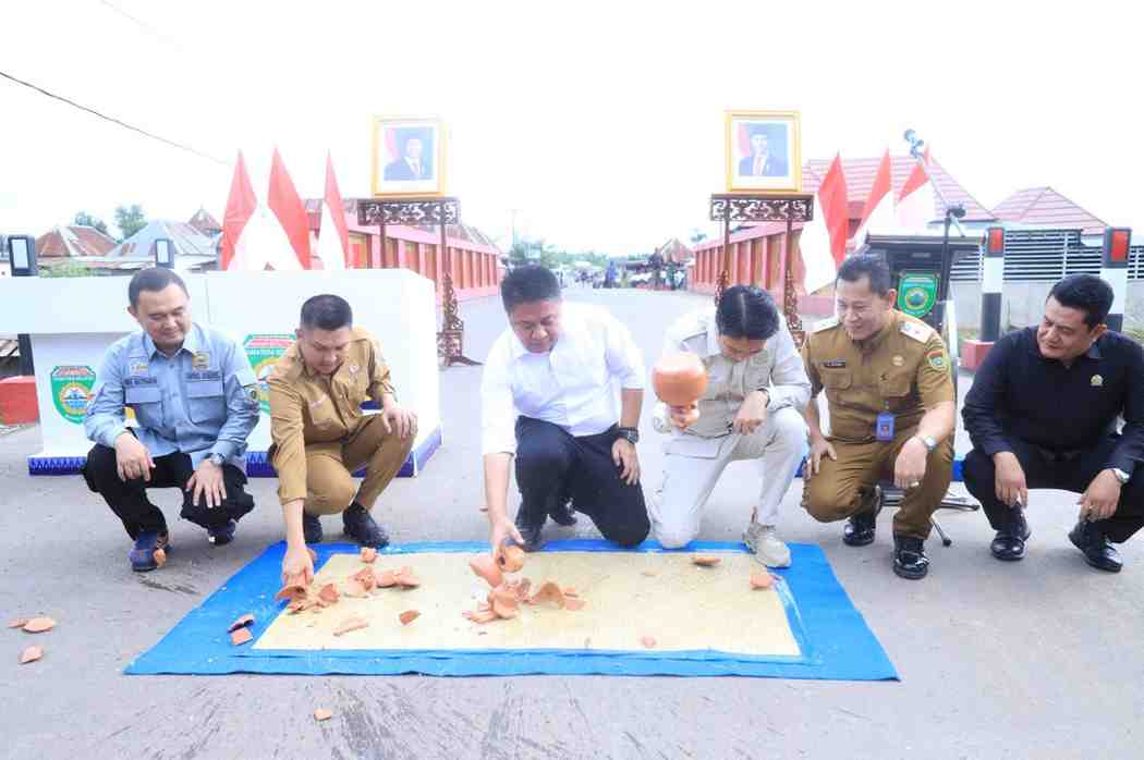Gubernur Sumsel, Herman Deru dan Bupati Ogan Ilir, Panca Wijaya meresmikan jembatan Air Lais dan Trans SP Tanah Abang, Ogan Ilir, Selasa (11/3/2025). Foto: Humas Pemprov Sumsel.