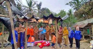 Petugas Kecamatan Jirak atas nama Pemkab Muba menyerahkan bantuan kepada korban kebakaran, Selasa (4/3/2025). Foto: Kominfo Muba.