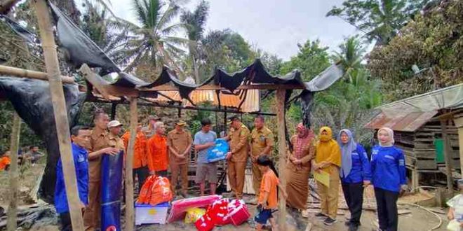 Petugas Kecamatan Jirak atas nama Pemkab Muba menyerahkan bantuan kepada korban kebakaran, Selasa (4/3/2025). Foto: Kominfo Muba.