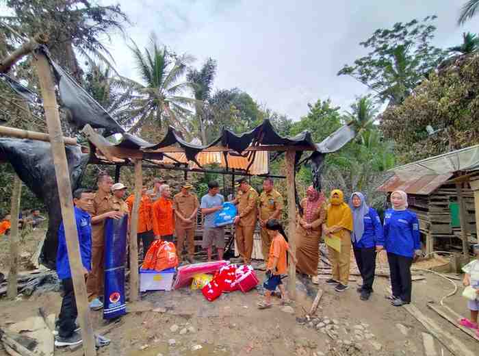 Petugas Kecamatan Jirak atas nama Pemkab Muba menyerahkan bantuan kepada korban kebakaran, Selasa (4/3/2025). Foto: Kominfo Muba.