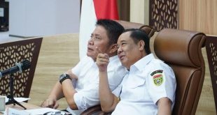 Gubernur Sumatera Selatan, Herman Deru dan Wakil Gubernur (Wagub) H Cik Ujang menyaksikan secara daring dari Command Center Kantor Gubernur, peluncuran Indikator Indeks Pencegahan Korupsi Daerah (IPKD) Monitoring Center for Prevention (MCP) Tahun 2025 oleh Ketua Komisi Pemberantasan Korupsi (KPK) Republik Indonesia (RI), Setyo Budiyanto, Rabu (5/3/2025). Foto: Humas Pemprov Sumsel