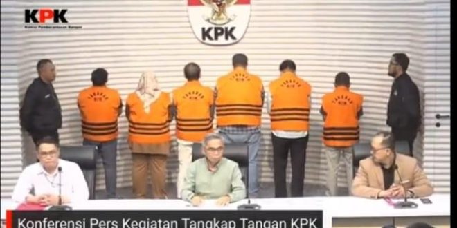 KPK menggelar pres conference dan menahan enam orang terkait OTT di Kabupaten OKU, Minggu (16/3/2025). Foto: screeshot youtube KPK.