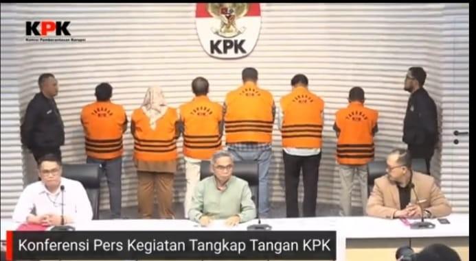 KPK menggelar pres conference dan menahan enam orang terkait OTT di Kabupaten OKU, Minggu (16/3/2025). Foto: screeshot youtube KPK.