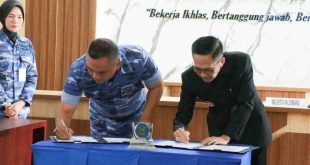 Walikota Palembang, Ratu Dewa dan Komandan Lanud Sri Mulyono Herlambang, Kolonel Pnb Rizaldy Efranza menandatangani surat hibah, Rabu (19/3/2025). Foto: Kominfo Palembang.