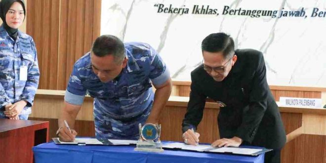 Walikota Palembang, Ratu Dewa dan Komandan Lanud Sri Mulyono Herlambang, Kolonel Pnb Rizaldy Efranza menandatangani surat hibah, Rabu (19/3/2025). Foto: Kominfo Palembang.