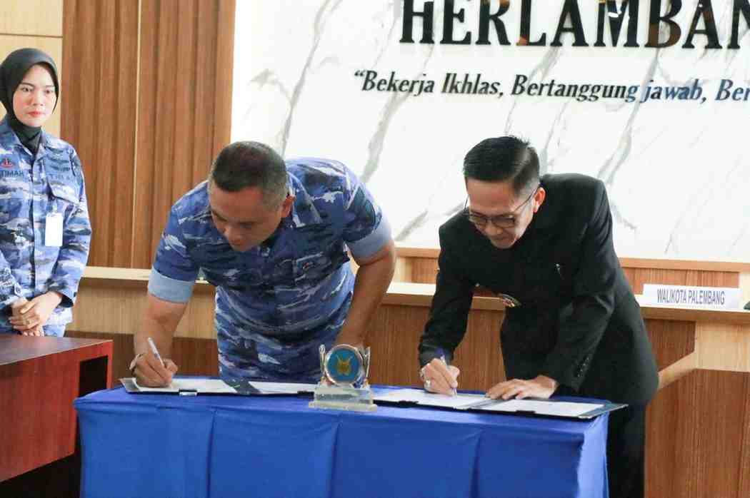 Walikota Palembang, Ratu Dewa dan Komandan Lanud Sri Mulyono Herlambang, Kolonel Pnb Rizaldy Efranza menandatangani surat hibah, Rabu (19/3/2025). Foto: Kominfo Palembang.