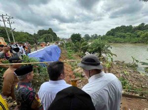 Gubernur Sumsel, Herman Deru sempat memantau lokasi longsor di Muara Beliti, Mura, Rabu (19/3/2025). Foto: Humas Pemprov Sumsel.