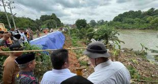 Gubernur Sumsel, Herman Deru sempat memantau lokasi longsor di Muara Beliti, Mura, Rabu (19/3/2025). Foto: Humas Pemprov Sumsel.