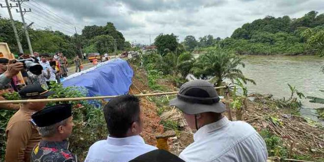 Gubernur Sumsel, Herman Deru sempat memantau lokasi longsor di Muara Beliti, Mura, Rabu (19/3/2025). Foto: Humas Pemprov Sumsel.