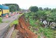 Bantaran Sungai longsor di Kelurahan Pasar Muara Beliti Kecamatan Muara Beliti, Mura. Akibatnya badan jalan juga amblas, Sabtu (15/3/2025). Foto: screenshot medsos.