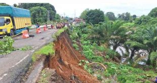 Bantaran Sungai longsor di Kelurahan Pasar Muara Beliti Kecamatan Muara Beliti, Mura. Akibatnya badan jalan juga amblas, Sabtu (15/3/2025). Foto: screenshot medsos.