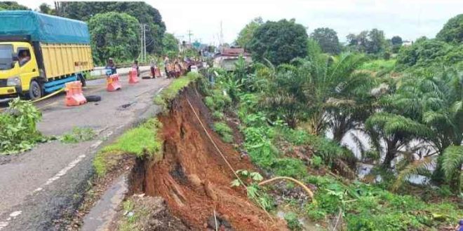 Bantaran Sungai longsor di Kelurahan Pasar Muara Beliti Kecamatan Muara Beliti, Mura. Akibatnya badan jalan juga amblas, Sabtu (15/3/2025). Foto: screenshot medsos.