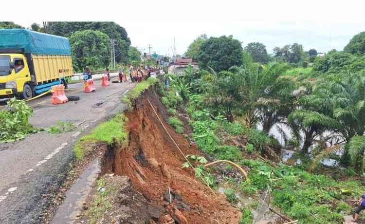 Bantaran Sungai longsor di Kelurahan Pasar Muara Beliti Kecamatan Muara Beliti, Mura. Akibatnya badan jalan juga amblas, Sabtu (15/3/2025). Foto: screenshot medsos.