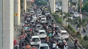 Suasana macet di Jl Kol Barlian saat jam sibuk, karena badan jalan digunakan parkir sepeda motor ojek. Foto: Dok Sumselheadline.