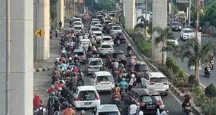 Suasana macet di Jl Kol Barlian saat jam sibuk, karena badan jalan digunakan parkir sepeda motor ojek. Foto: Dok Sumselheadline.