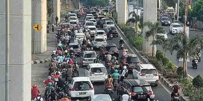 Suasana macet di Jl Kol Barlian saat jam sibuk, karena badan jalan digunakan parkir sepeda motor ojek. Foto: Dok Sumselheadline.