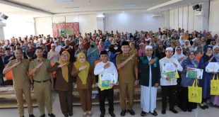 Kepala Dinas Pendidikan Kota Palembang, Adrianus Amri bersama para guru, siswa, dan narasumber pada acara Palembang Ramadhan Bertasbih. Foto: Kominfo Palembang.