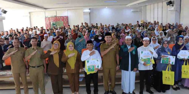 Kepala Dinas Pendidikan Kota Palembang, Adrianus Amri bersama para guru, siswa, dan narasumber pada acara Palembang Ramadhan Bertasbih. Foto: Kominfo Palembang.